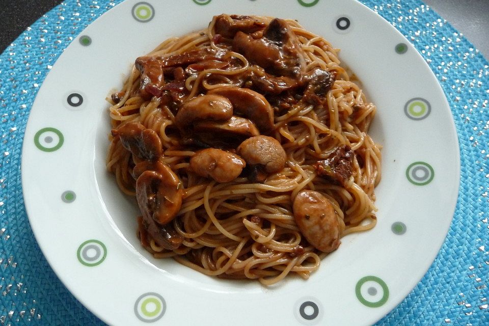 Spaghetti mit Pilz-Tomaten-Sauce