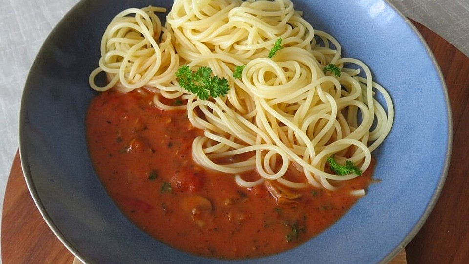Spaghetti mit Pilz-Tomaten-Sauce von Sari1993| Chefkoch Spaghetti mit Pilz-Tomaten-Sauce von Sari1993| Chefkoch