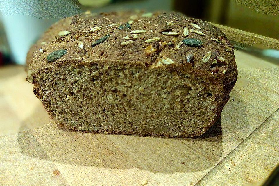 Brot mit Möhren und Walnüssen