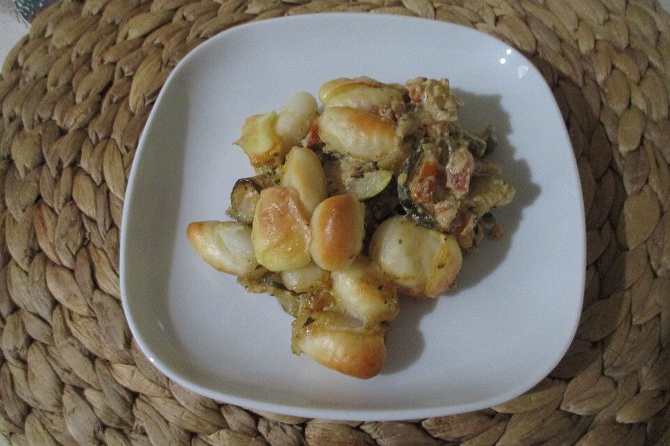 Gnocchi-Zucchini-Auflauf mit frischen Tomaten und Mozzarella