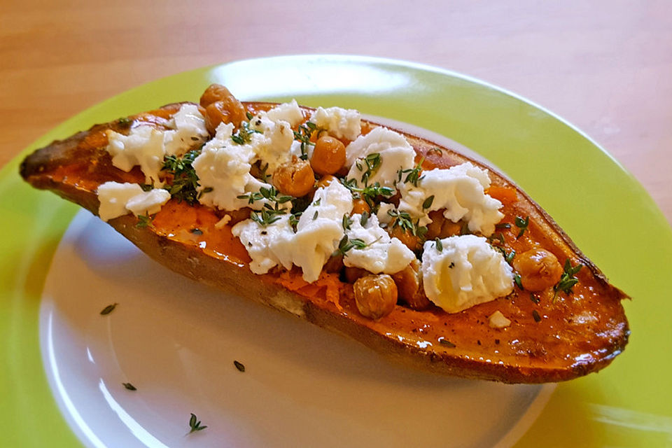 Gefüllte Süßkartoffeln mit Kichererbsen und Ziegenkäse