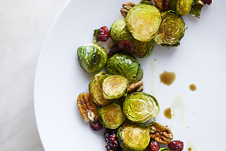 Rosenkohl aus dem Ofen mit Cranberries und Pekannüssen