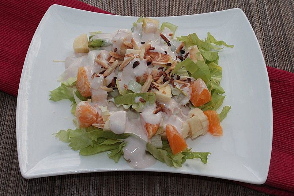 Fruchtiger Endivien-Salat mit Banane und Mandarine in Johannisbeerdressing