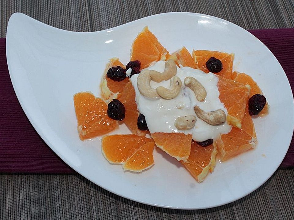 Orangen-Cranberry-Salat mit Cashewkernen und Sauerrahmdressing - Kochen ...