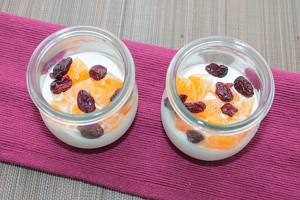 Kokos-Sauerrahm-Creme mit Mandarinen und Cranberries