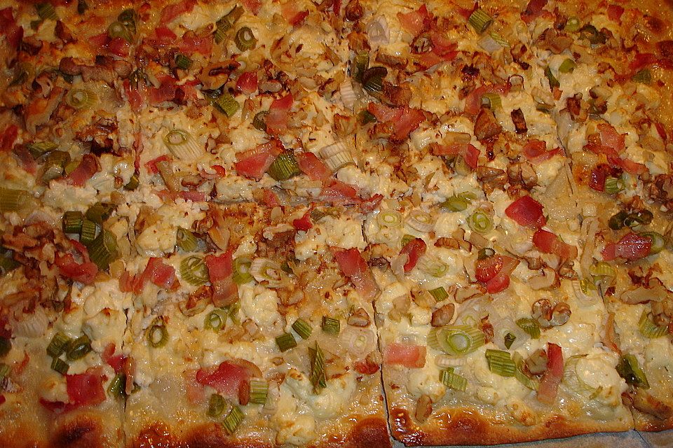 Flammkuchen mit Feta, Walnüssen und Honig