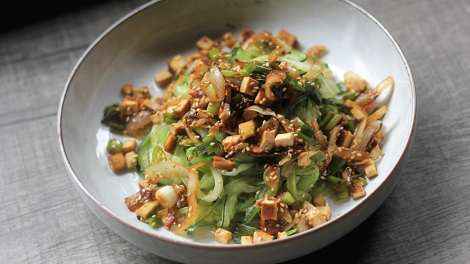Zucchini-Nudeln-mit-Tofu-und-R-stzwiebeln