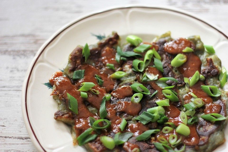 Vegane Okonomiyaki mit Tonkatsu-Sauce