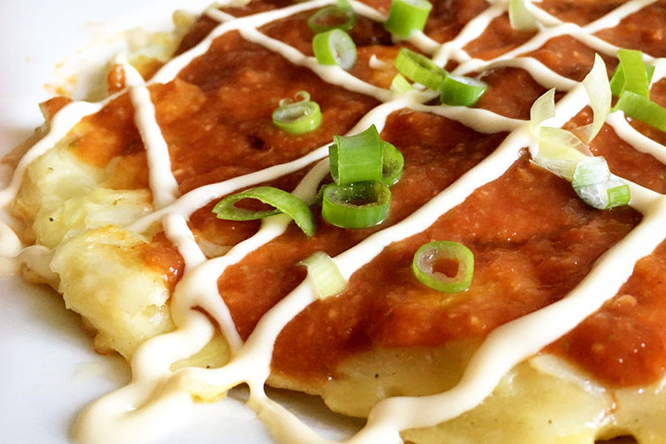 Vegane Okonomiyaki mit Tonkatsu-Sauce