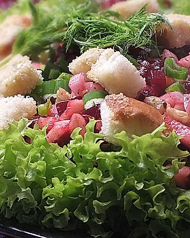 Rote-Bete-Fenchel-Salat mit Gorgonzola-Croûtons