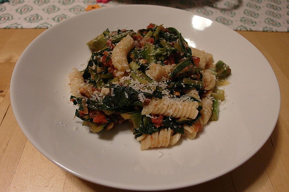 Fusilli mit Puntarelle