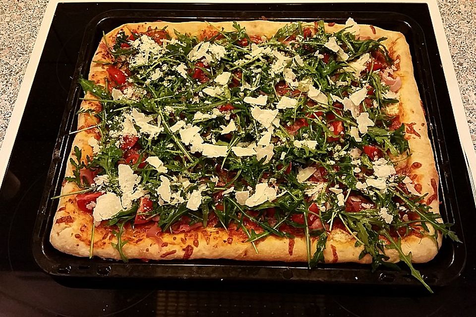 Pizza halb und halb: Rucola Parmaschinken-Salami mit Knoblauchöl