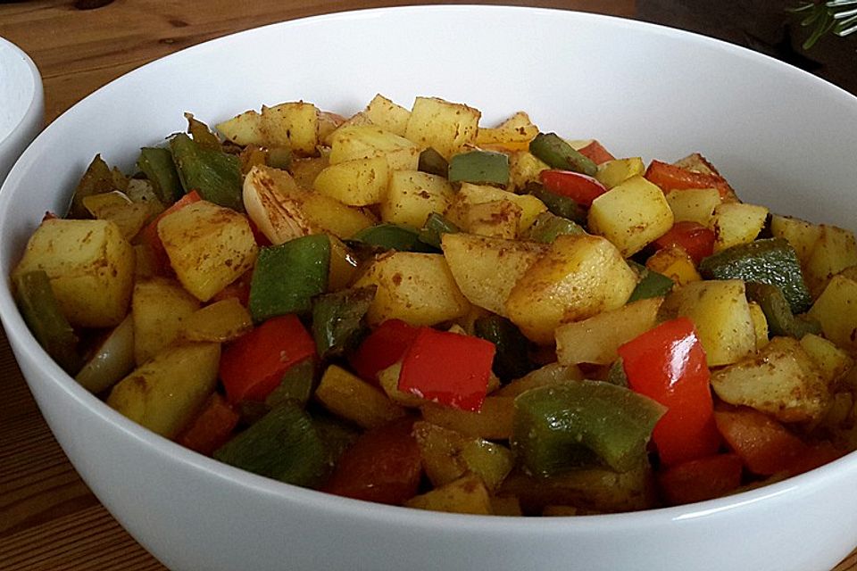 Paprika-Kartoffelgemüse vom Blech mit einem Sesamdip