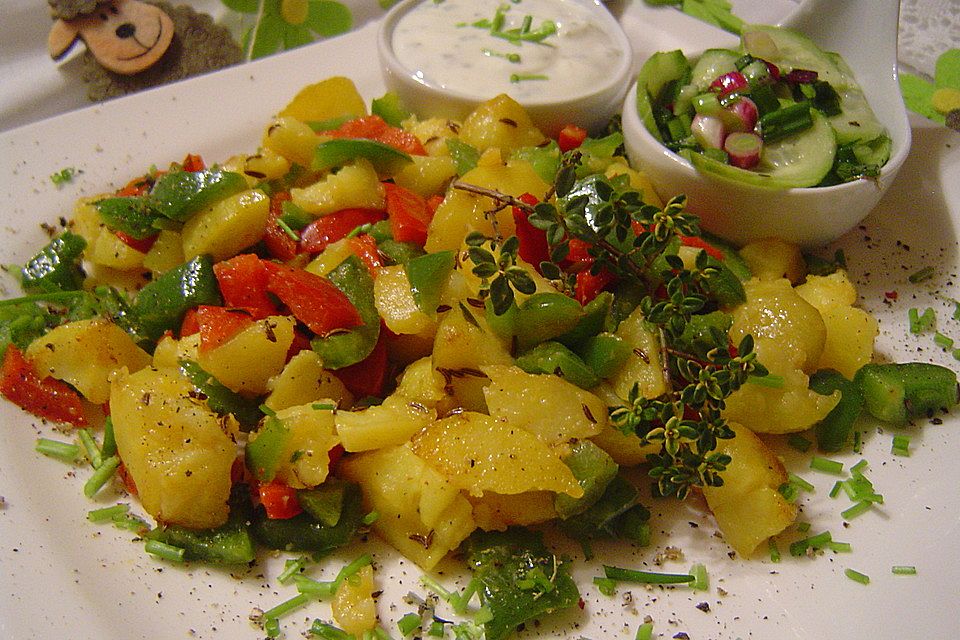 Paprika-Kartoffelgemüse vom Blech mit einem Sesamdip