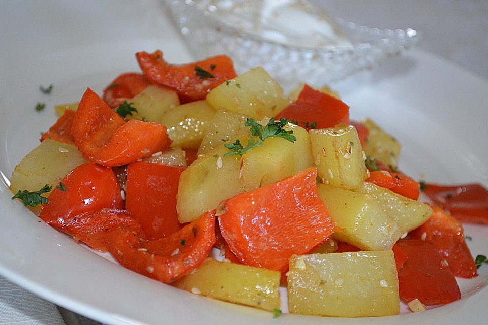 Paprika-Kartoffelgemüse vom Blech mit einem Sesamdip