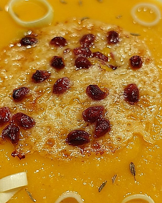 Süßkartoffelsuppe mit Parmesan-Granatapfel-Hippen