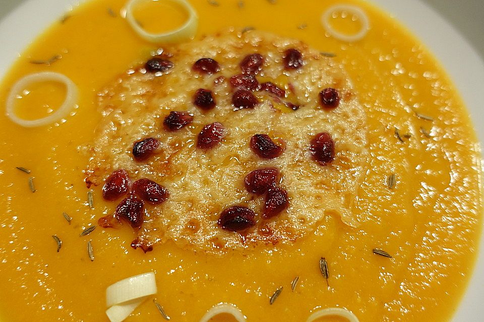 Süßkartoffelsuppe mit Parmesan-Granatapfel-Hippen