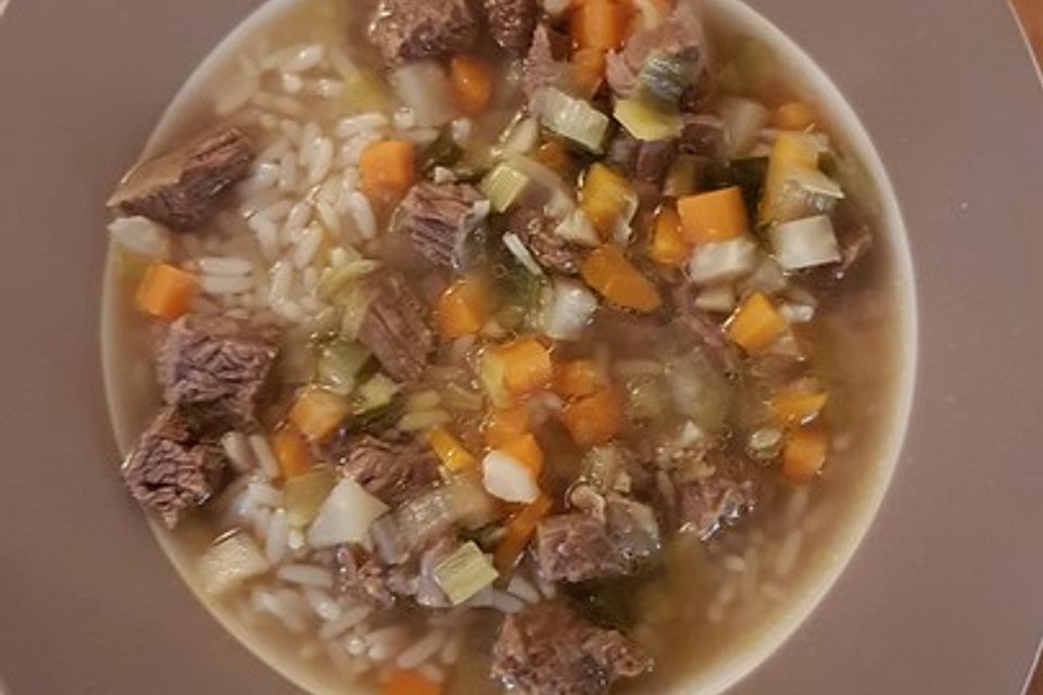 Rindfleischsuppe mit Reis und Gemüse