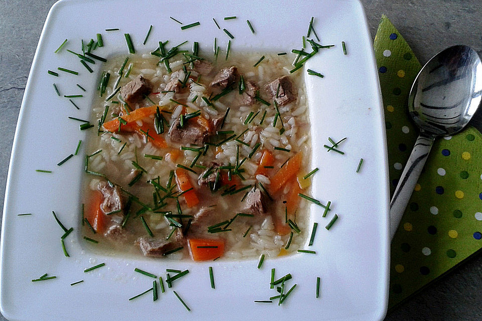 Rindfleischsuppe mit Reis und Gemüse