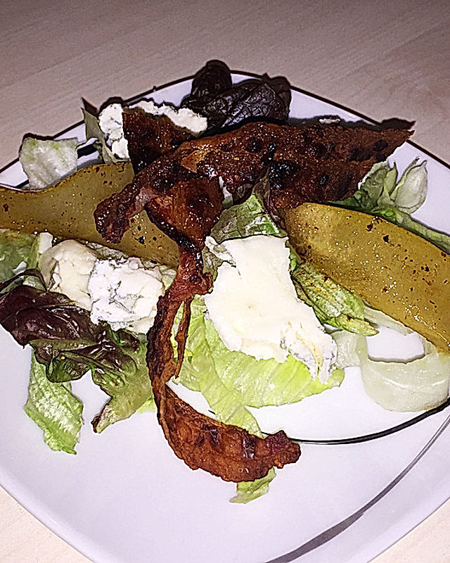Salat mit karamellisierten Birnen, Pancetta und Blauschimmelkäse