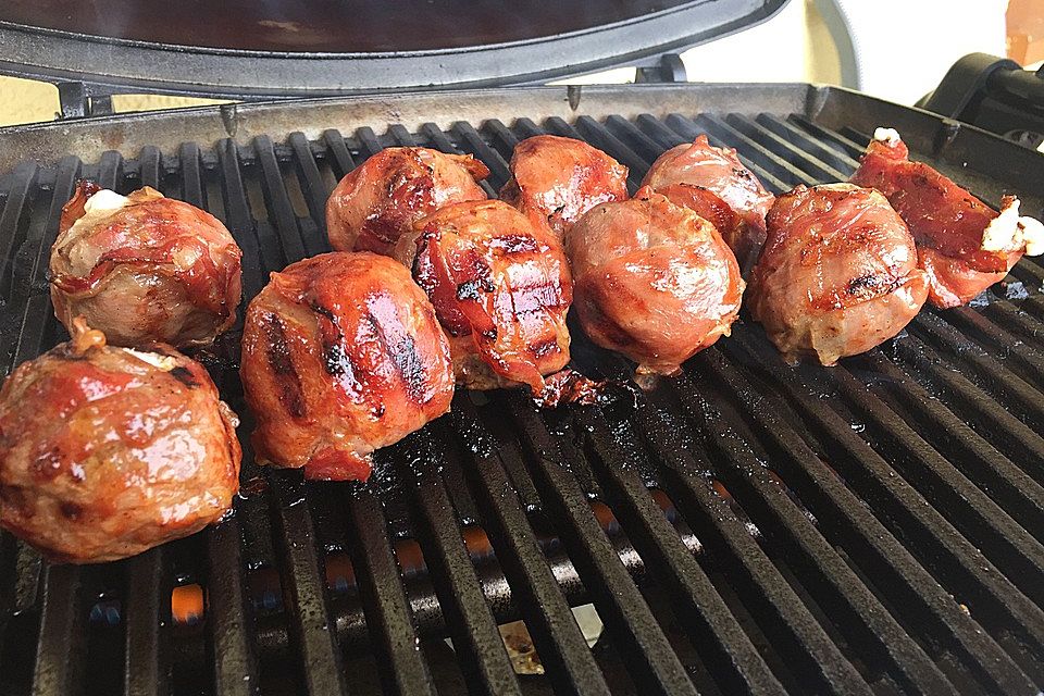 Gefüllte Hackbällchen im BBQ-Speckmantel