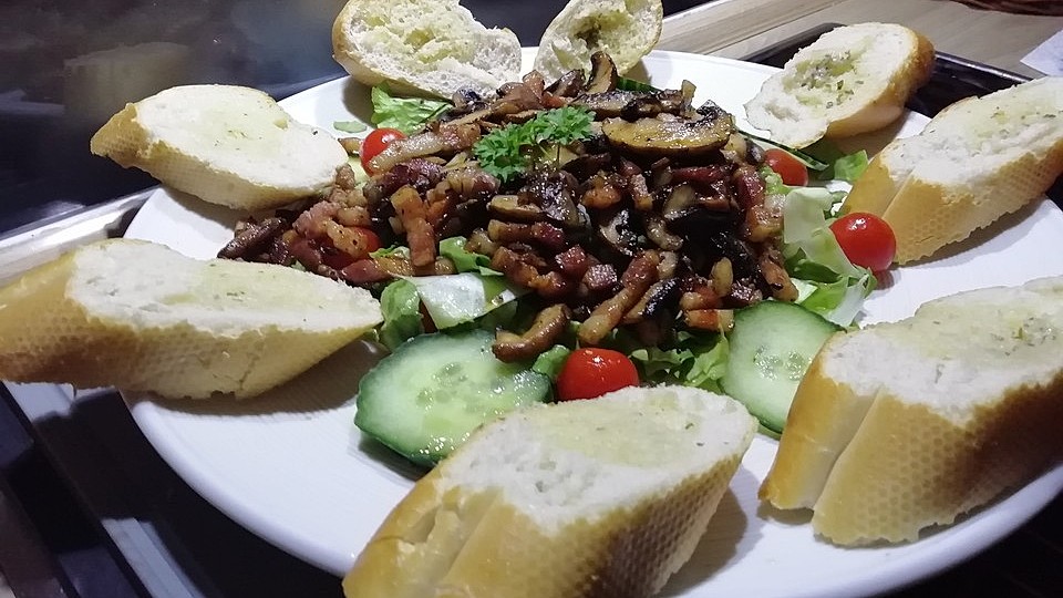 Endiviensalat mit Pilzen und Dörrfleisch von kruwwelkopp| Chefkoch Endiviensalat mit Pilzen und Dörrfleisch von kruwwelkopp| Chefkoch