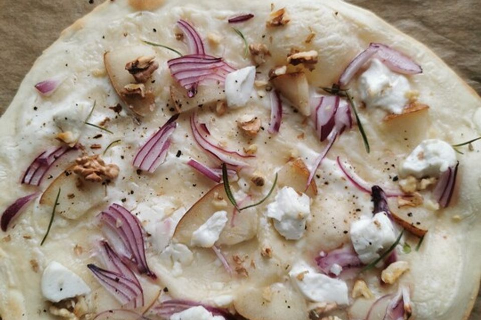 Flammkuchen mit roten Zwiebeln, Äpfel oder Birnen und Walnuss