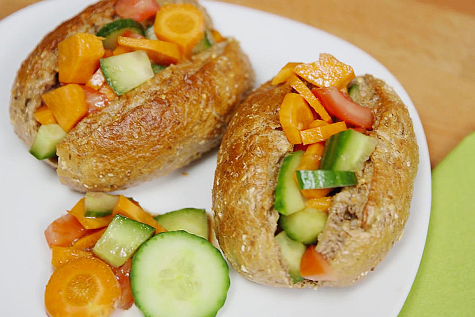 Tomatensalat im Brötchen