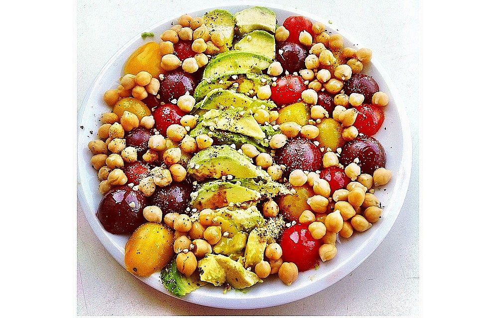 Veganer Kichererbsensalat mit Avocado und Buchweizenkeimen