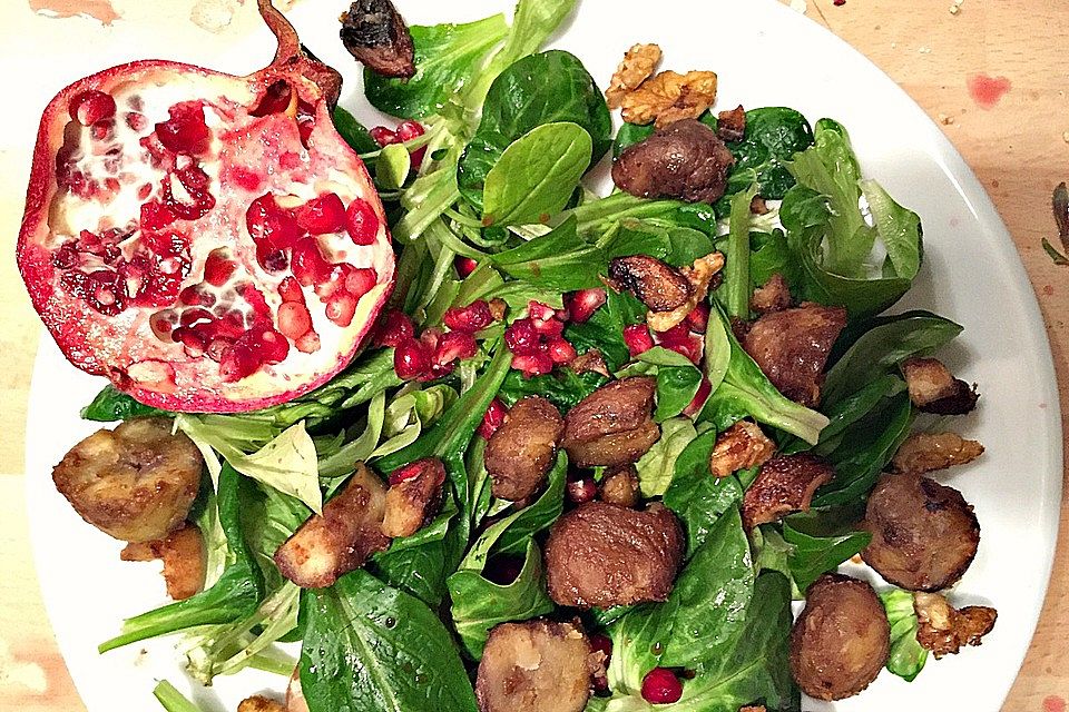 Feldsalat mit Granatapfel und karamellisierten Kastanien