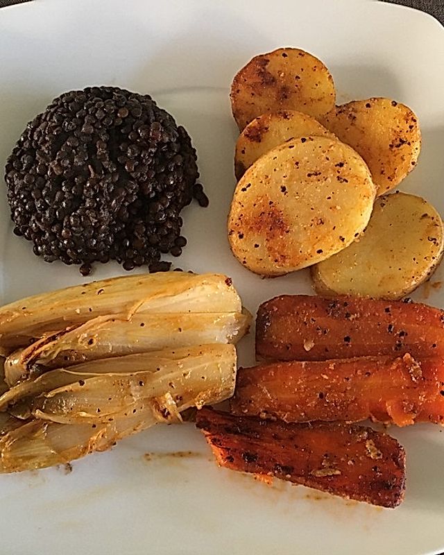 Beluga-Linsen mit gebratenem Chicoree, Karotten und Kartoffeln