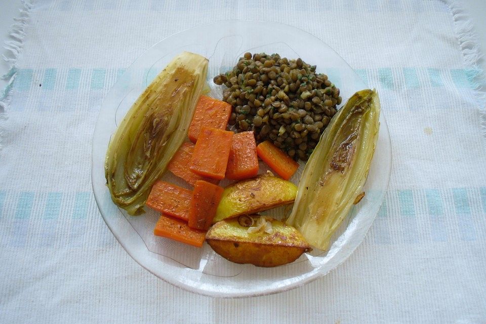 Belugalinsen mit gebratenem Chicorée, Karotten und Kartoffeln