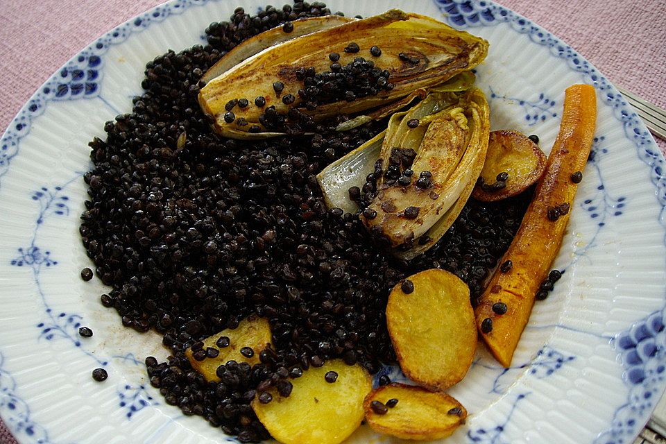 Belugalinsen mit gebratenem Chicorée, Karotten und Kartoffeln