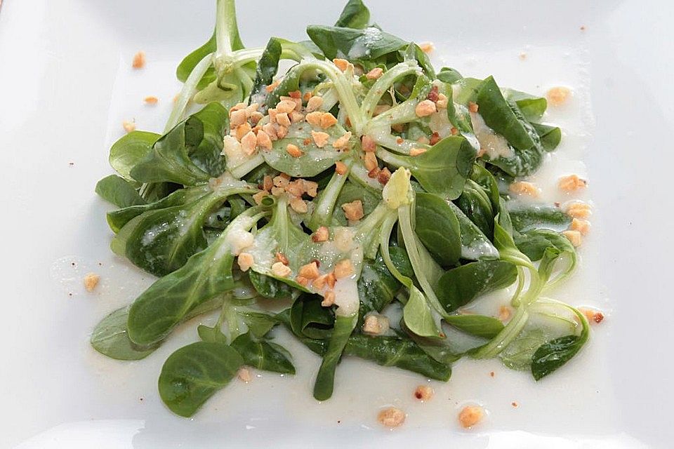 Feldsalat mit Mandelvinaigrette und gerösteten Mandelstückchen