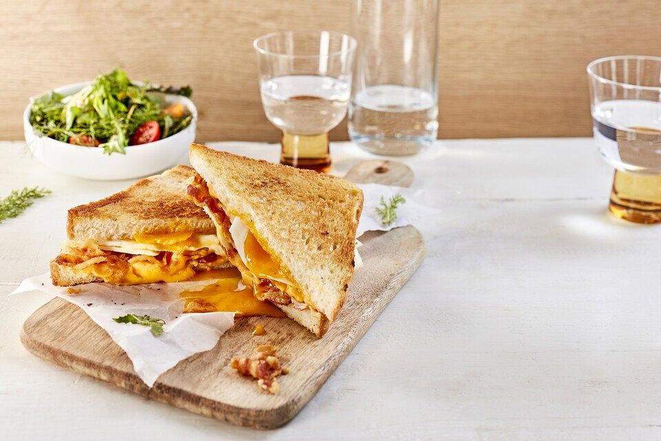 Grilled Cheese Sandwich mit Bacon und Spiegelei