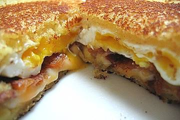 Grilled Cheese Sandwich mit Bacon und Spiegelei
