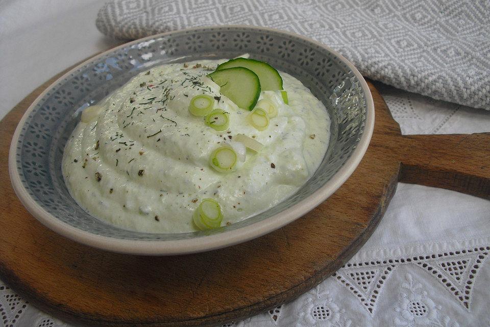 Gurken-Schmand-Dill-Dressing und Dip