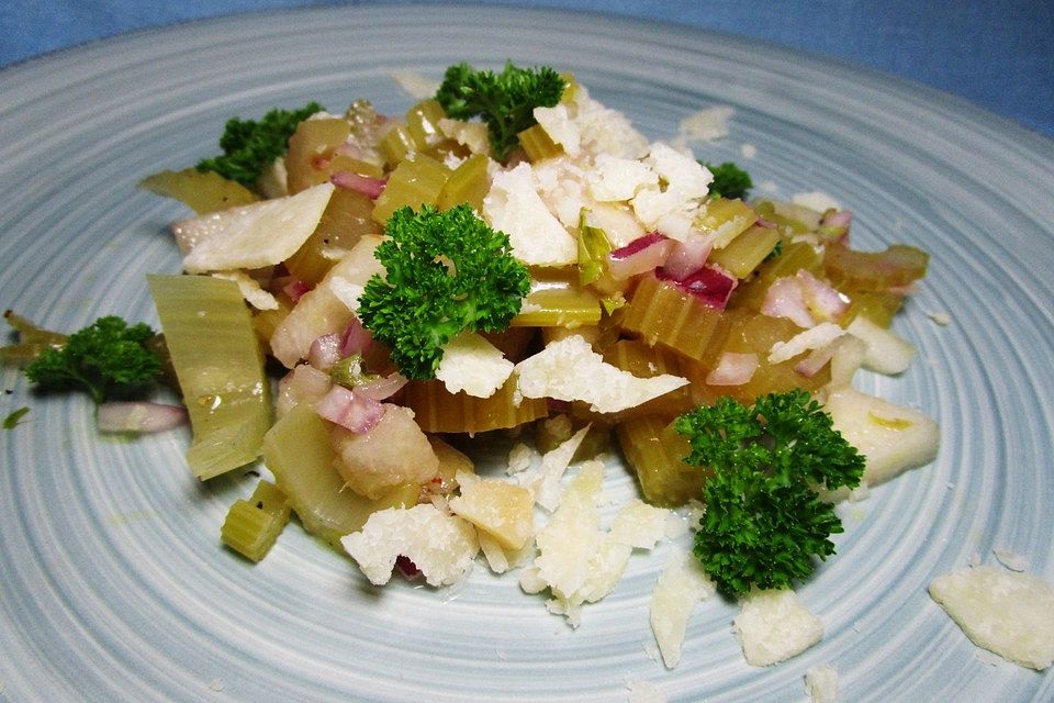 Staudensellerie-Birnen-Salat