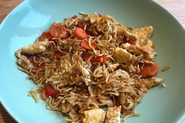 Gebratene Mie-Nudeln mit Ei und Gemüse von Myroplyrodon| Chefkoch