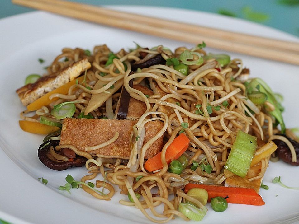 Gebratene Mie-Nudeln mit Ei und Gemüse von Myroplyrodon| Chefkoch