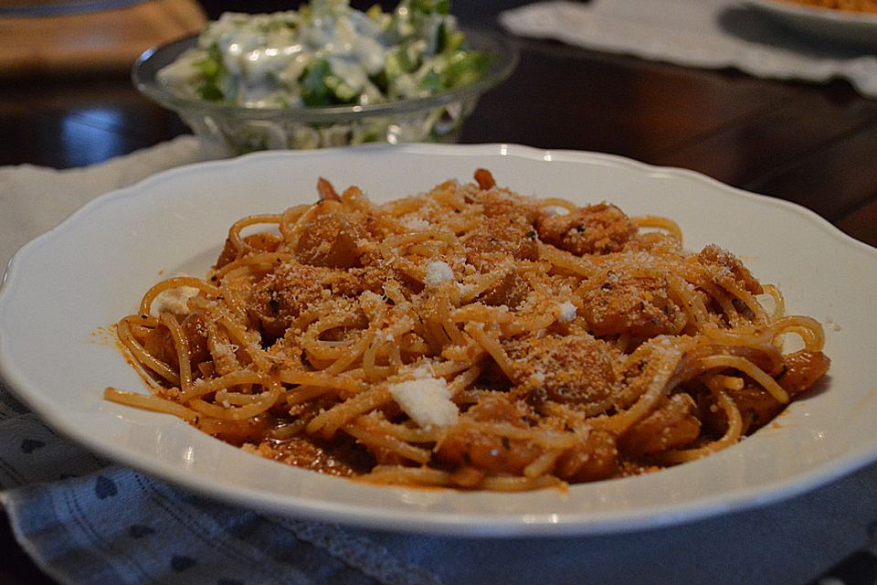 Scharfe Spaghetti mit Scampis in Tomaten-Weißweinsoße