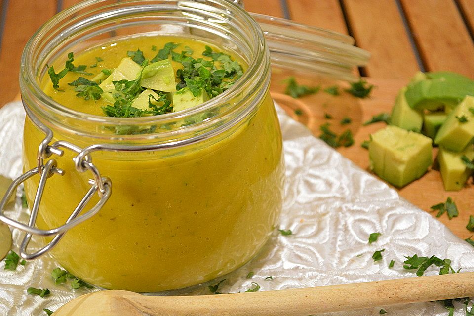 Süßkartoffelsuppe mit Avocado und frischem Ingwer