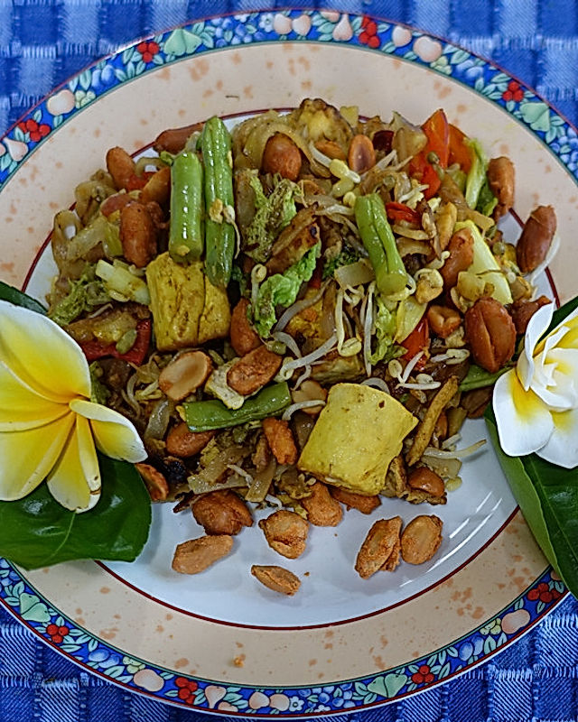 Pad Thai - gebratene Nudeln mit Hühnchen und Gemüse nach thailändischer Art