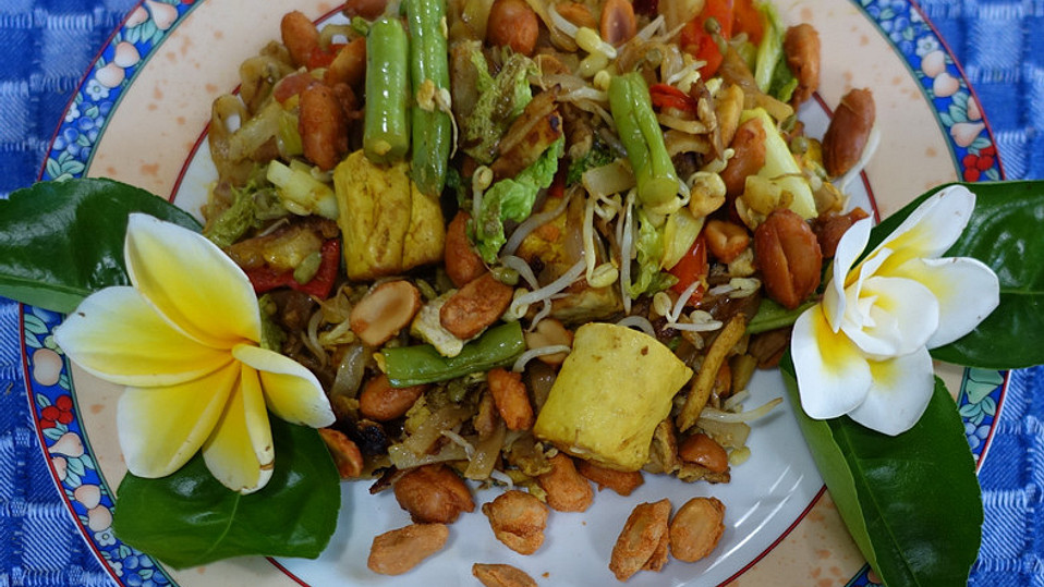 Pad Thai - gebratene Nudeln mit Hühnchen und Gemüse nach thailändischer ... Pad Thai - gebratene Nudeln mit Hühnchen und Gemüse nach thailändischer ...