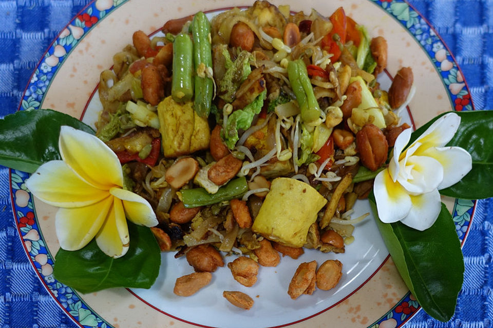 Pad Thai - gebratene Nudeln mit Hühnchen und Gemüse nach thailändischer Art