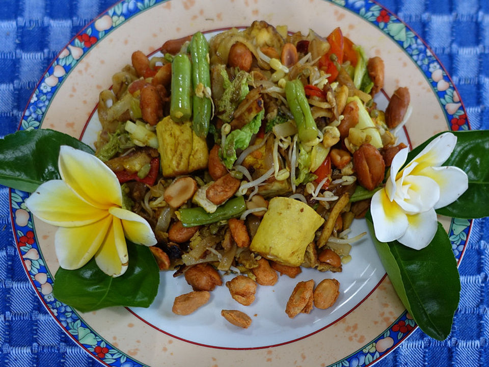 Pad Thai - gebratene Nudeln mit Hühnchen und Gemüse nach thailändischer ...