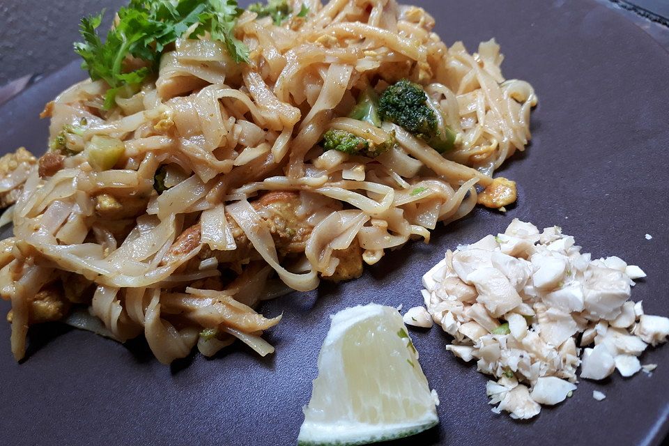 Pad Thai - gebratene Nudeln mit Hühnchen und Gemüse nach thailändischer Art