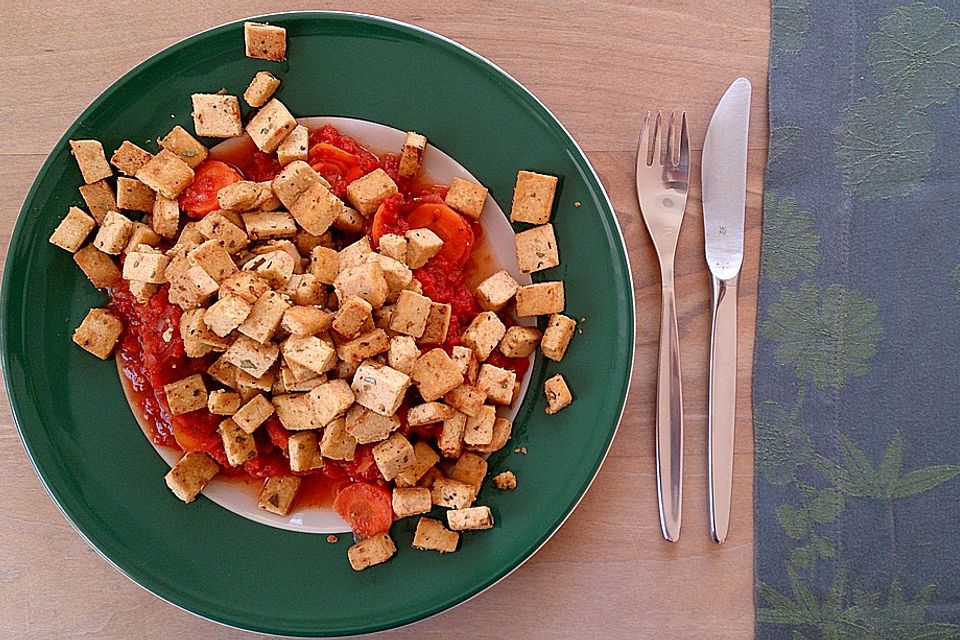 Mediterran marinierter Tofu auf Tomatengemüse