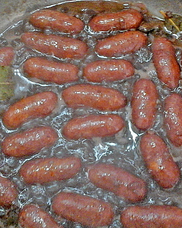Chorizo in einer Zwiebel-Rotwein-Soße
