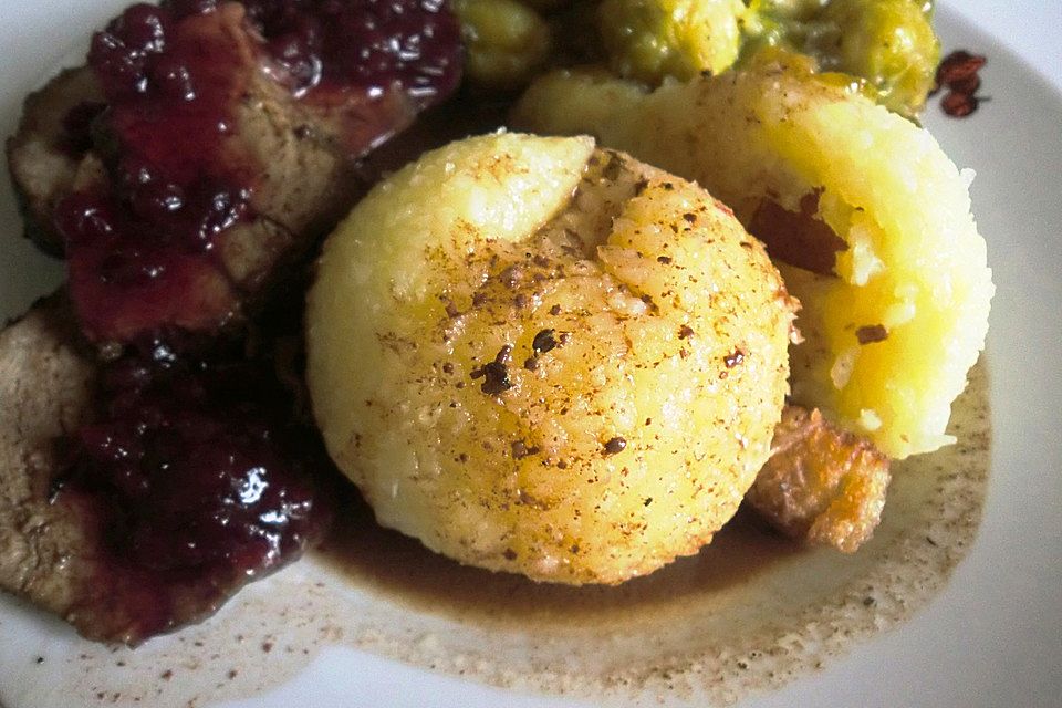 Hirschkalbsbraten mit Thüringer Klößen und karamellisiertem Rosenkohl